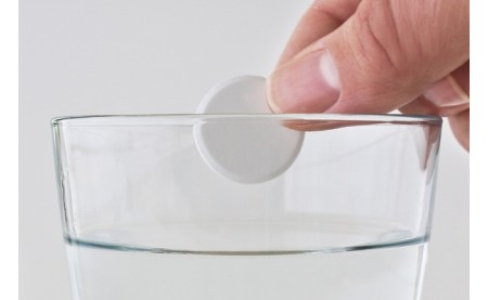 Sprawdź to w szklance wody. Jak przetestować jakość tabletek solnych?